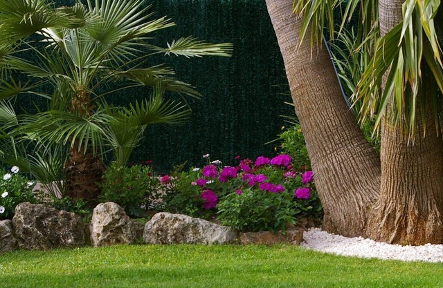Close to the village of Pégomas, pretty terraced house with garden, swing pool