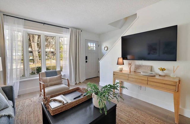 Closest Stay to Downtown Mt Dora - Renovated - Walk Everywhere - 5-Star Reviews