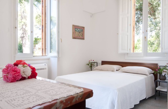 COMFORT DOUBLE ROOM, PRIVATE BATHROOM WITH SHOWER FARMHOUSE VILLA COLUCCIA