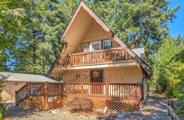 Coal Creek Cabin | Creek, AC, Pet Friendly