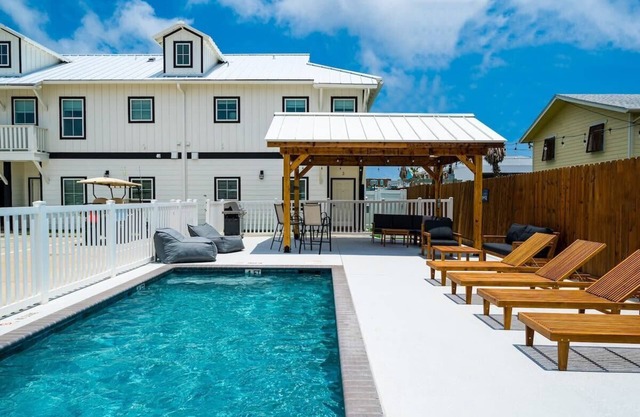 Coastal Chic Villa #5 - Comfortable King Beds