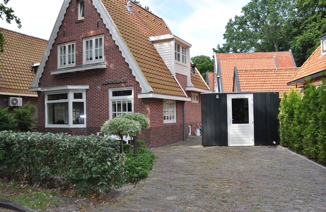 Coastal Comfort & Dutch Charm in the Heart of Artists Village Bergen