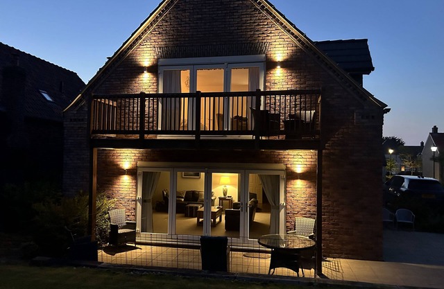 Coastal Cottage - Balcony sleeping 10 in 4 bedrooms - refurbished