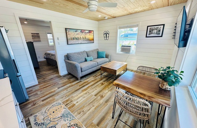 Coastal Cottage w/King Bed- 1.5 miles fromnthe Beach!