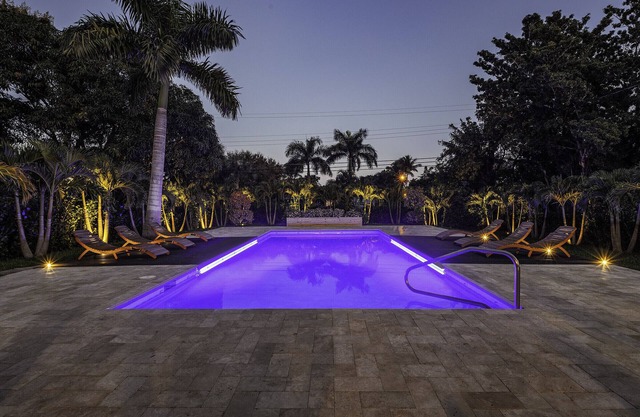 Coastal Entertaining Pool House Near Everything