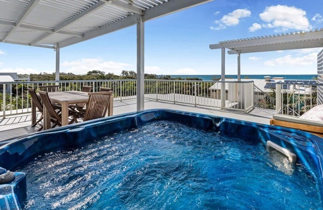 Coastal Escape ~ views, rooftop terrace & jaccuzi
