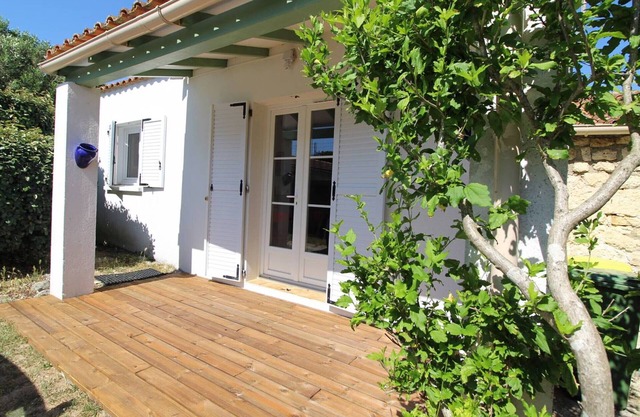 Coastal House in La Cotinière: Terrace, Garden, and Parking - Steps from the Ocean!