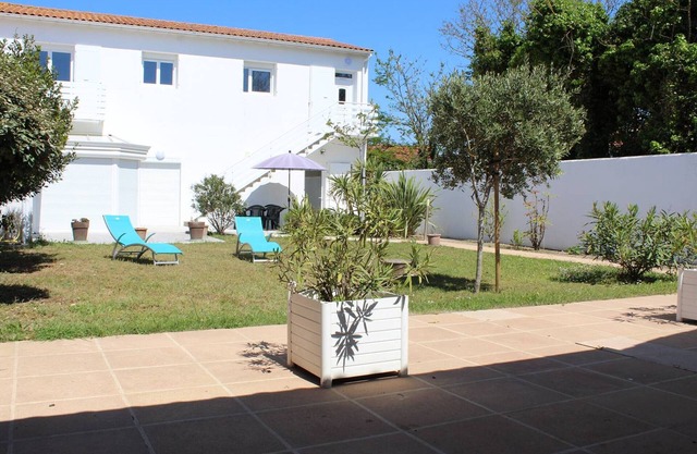 Coastal Home in La Cotinière: 3BR, Garden, Parking, Steps from Beach and Port