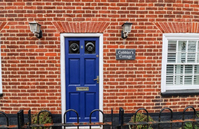 COBBLERS COTTAGE, SOUTHWOLD, pet friendly, with a garden in Southwold