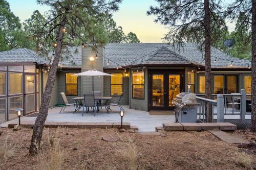 Coburn Cabin @ Country Club Game Room New Central AC Pet and Family-Friendly