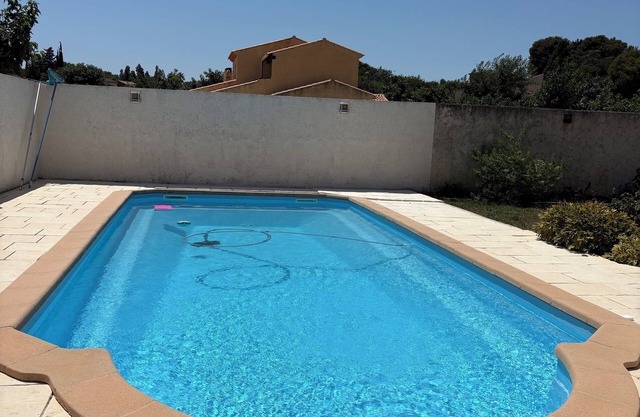 COCOON HOUSE WITH GARDEN AND POOL 10 MINUTES FROM THE COTE BLEUE AND BEACHES