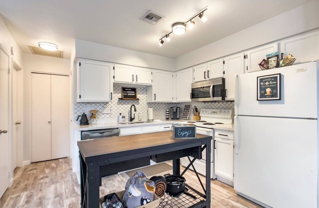 Coffee House-PRIME location-close to everything! Mesa-Tempe-and a King Bed!