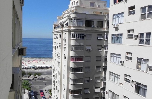 Colado na Praia com mini varanda.