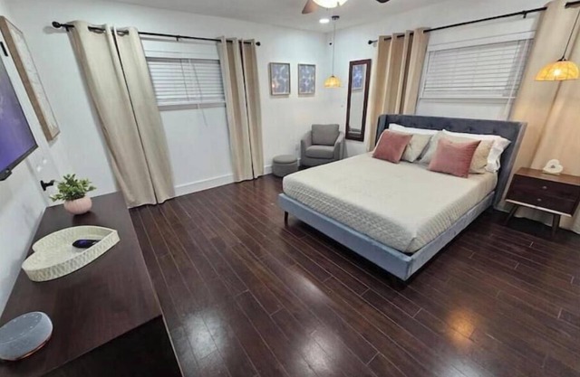 College Park Bungalow Sleeps 20+ 2 Kitchens-Fenced