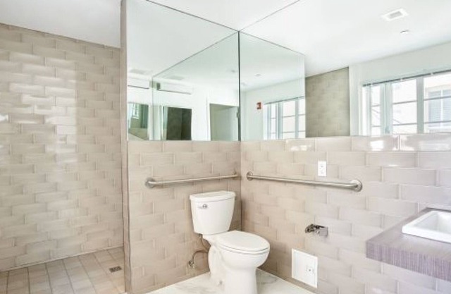 Collins Ave. Suites Double Beds Beach & Nightlife!