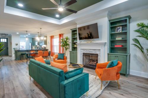 Colorful Cozy 3BD Near Football Parks Lake and Airport