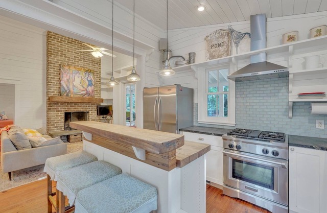 Colorful Family Cottage halfway between Downtown and Tybee! W/playground!