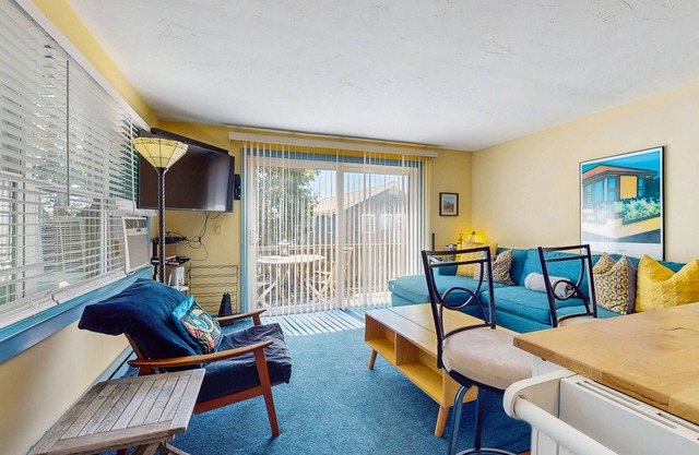Colorful, family-friendly condo close to the ocean & renovated interior
