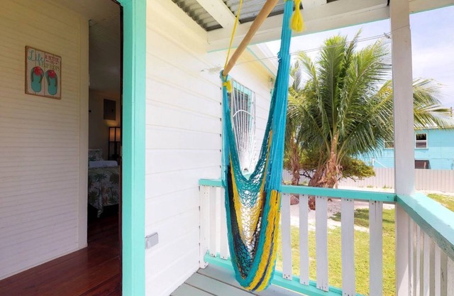 Colorful studio cabana with WiFi, partial AC, yard & picnic area - walk to town