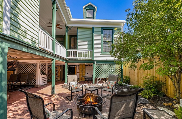 Colorful Victorian - walking distance to the beach & Pleasure Pier