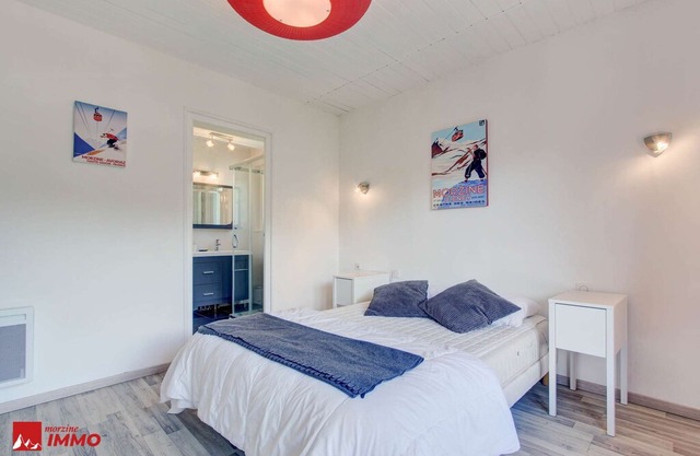 COMBE HUMBERT - Three Bedroom Apartment, Sleeps 8