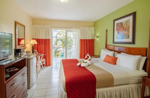 Come Create Memories w/Fun-filled Adventures at this Paradise! Pool, Parking
