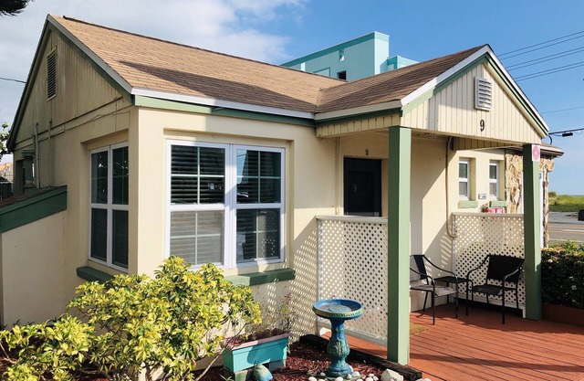 Come enjoy the serenity of Gulf Gardens at Madeira Beach, new renovated unit.