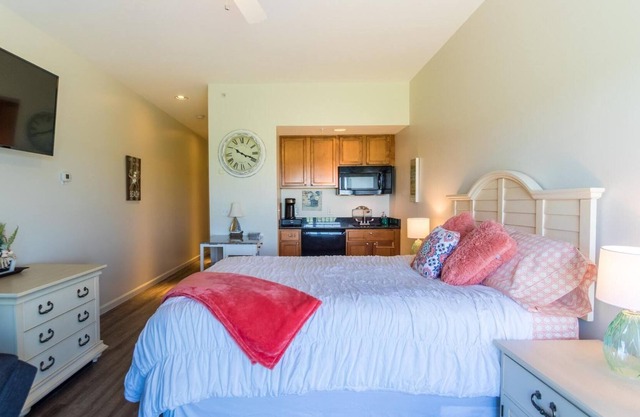 Come stay at TIDEVIEW! Steps to Beautiful Seabrook Beach, NH. Nicely decorated.