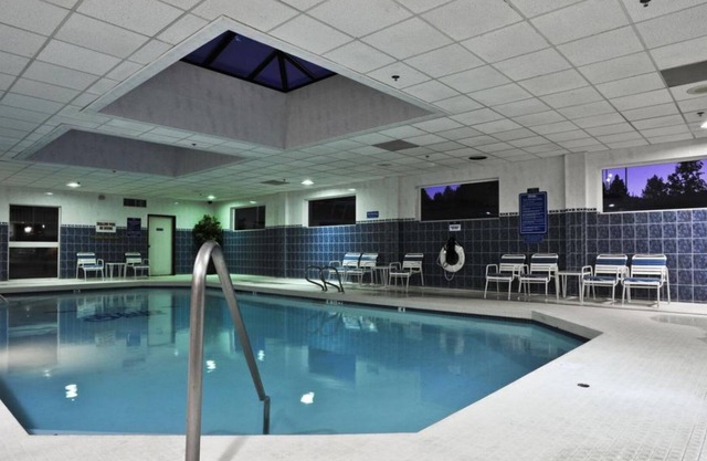 Comfort and convenience! Two Units Near Attraction, Pool and Hut Tub