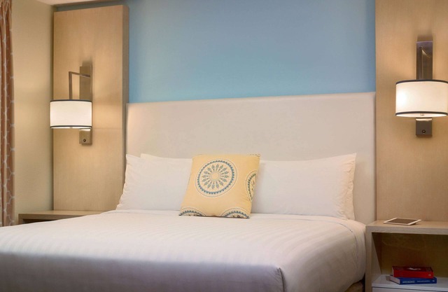 Comfort and Convenience! 2 Comfortable Units, w/Kitchen, FREE Parking!