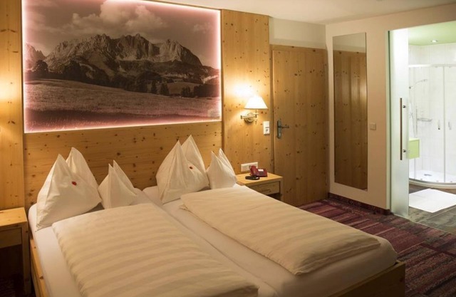 Comfort double room with shower, WC - Landhotel Föhrenhof
