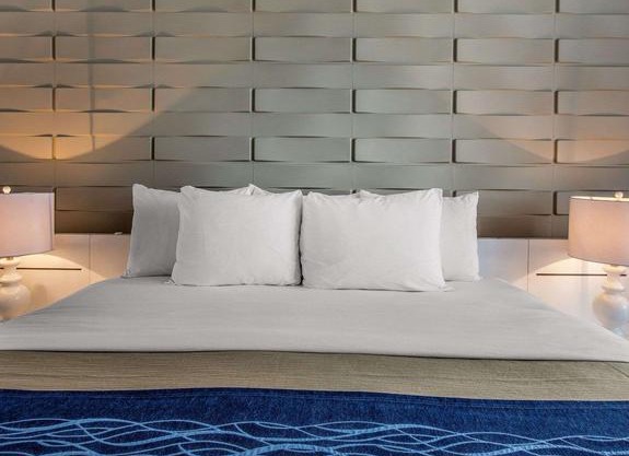 Comfort Inn & Suites Levittown