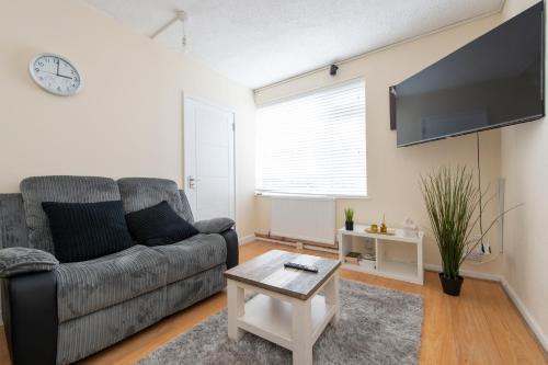 Comfort Meets Style, 3-Bedroom Home, Greenwich, Sleeps 10! Contractor Friendly!