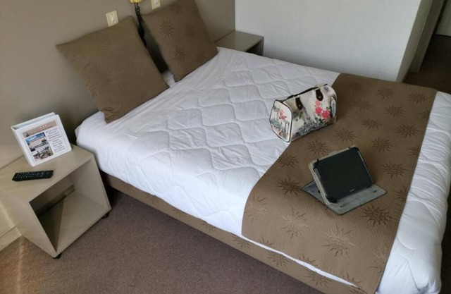 Comfort Stay! Peaceful Retreat near Gazost! Free Parking, Onsite Restaurant!