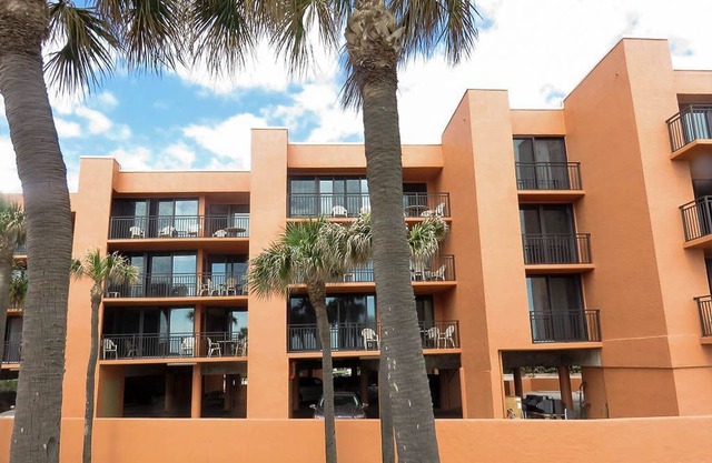 Comfortable 2 bedroom right on the beach