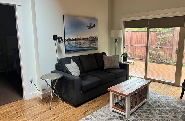 Comfortable 2 bedroom 2 bathroom cottage. Pet friendly!