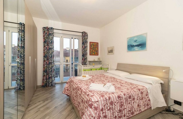 Comfortable and functional apartment of about 75 square meters which can accommodate up to 4 adults located on the fourth floor of a building equipped with a lift.The property is located in an area served by everything: bars, supermarkets, restaurants an