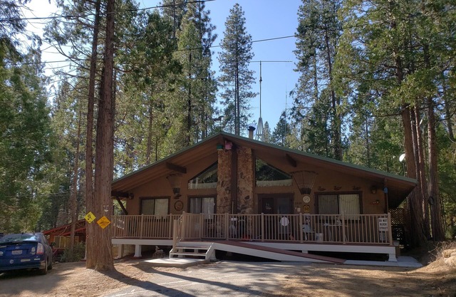 Comfortable and Spacious Vacation Home Near Golf and Redwoods, in Yosemite Park