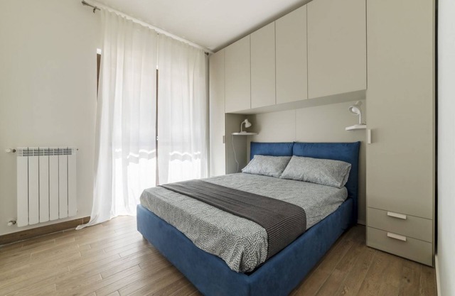 Comfortable apartment located on the sixth floor of a modern residence equipped with a lift.In 40 square meters of space it comfortably accommodates two people with a double bedroom.Located in the Fonte Laurentina district, near the ring road, the Cecchi