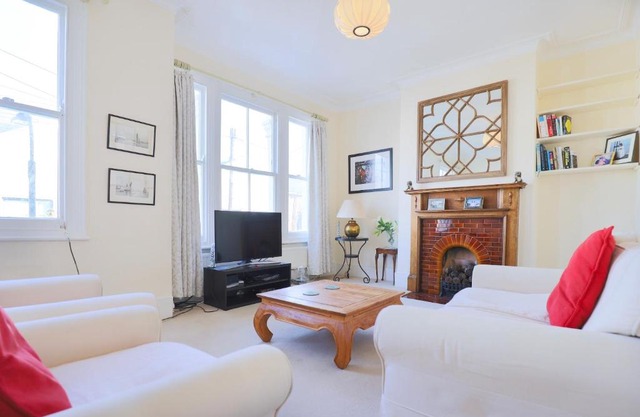 Comfortable & Bright Family Home - Imperial Wharf