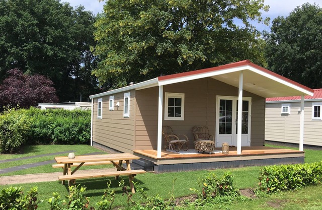 Comfortable bungalow with a terrace at the Bedafse Bergen