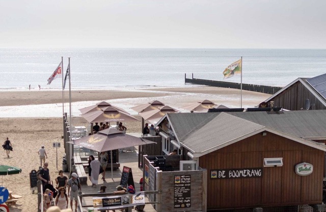 Comfortable chalet with microwave, on a holiday park 1 km. from the beach