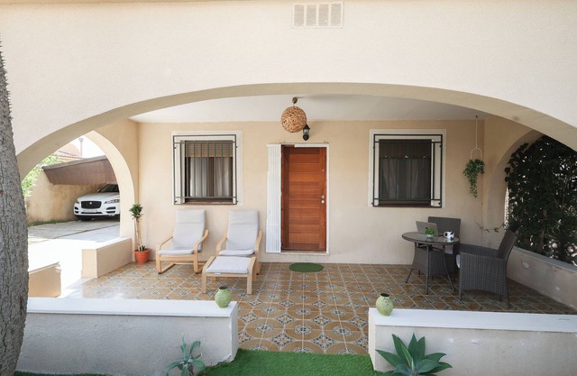 Comfortable chalet on the beach, large outdoor area. Near MET and Golf