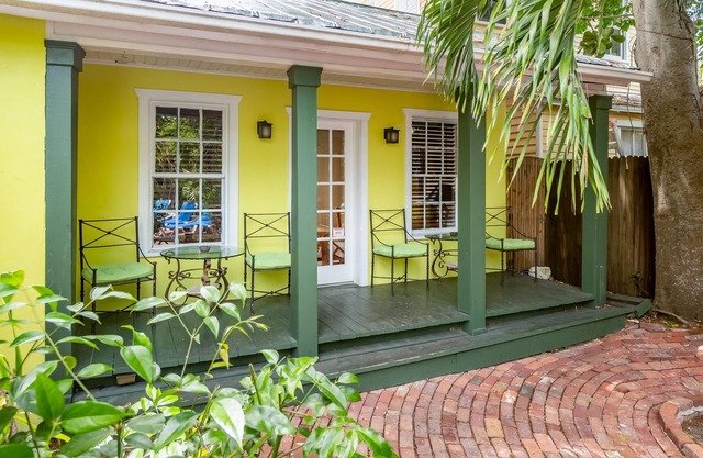 Comfortable Cottage with Private Pool & Lovely Garden - Great Location