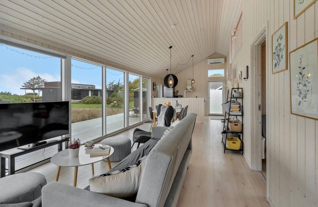 Comfortable, family-friendly cottage with sauna and sea view, a few meters from the beach.