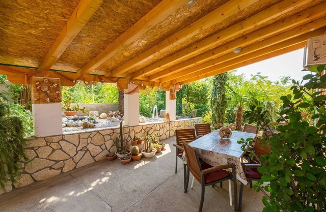 Comfortable flat with sea view, BBQ area, garden, private car park