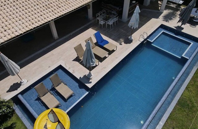 Comfortable Guarajuba House Facing the Sea 5/4. 18 beds. Consult!