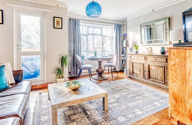 Comfortable Home in Wandsworth by UnderTheDoormat