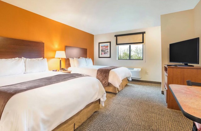 Comfortable Room with Full Kitchen and Parking!