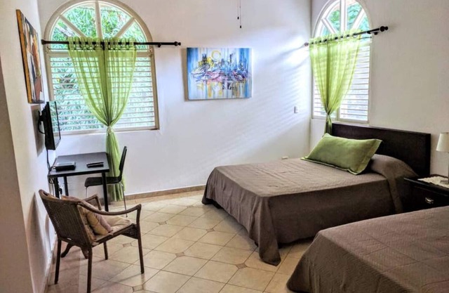 Comfortable,spacious room 2queen beds/private bath